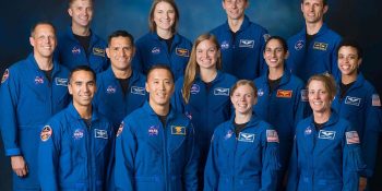 মঙ্গলগ্রহে অভিযান পরিচালনার জন্য বাছাই করা ১৩ সদস্যের দল। ছবি: ডেইলি মেইল।